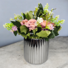 Arranjo de Rosas Lilás com pêssego Vaso Cerâmica Prata A 30cm x L 32cm