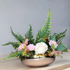 Arranjo de Rosas Creme e Rosa com Folhagem Samambaia Vaso Vidro Rose A 30cm x L 40cm