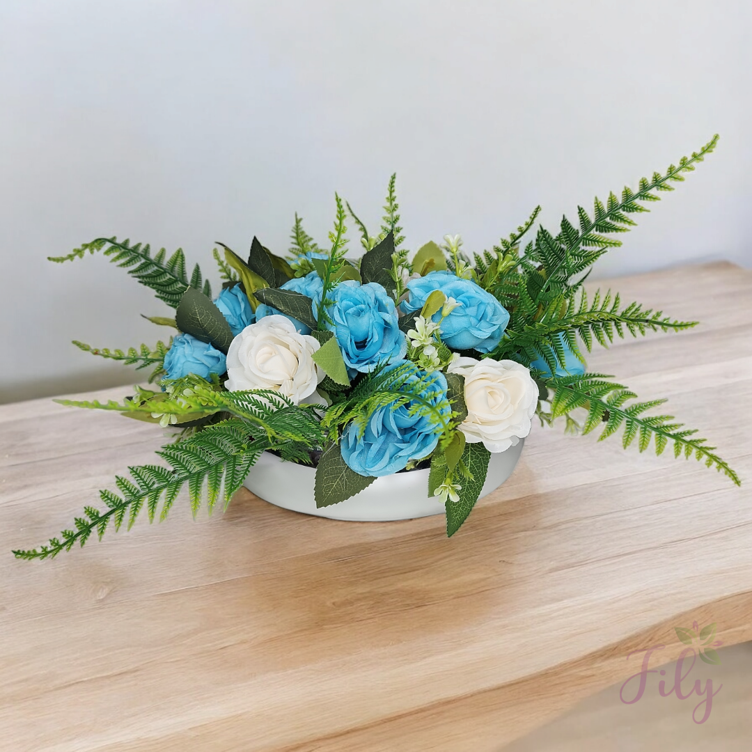 Arranjo de Rosas Azul e Branco com Folhagem Samambaia Vaso Vidro Florarte Prata A 30cm x L 40cm