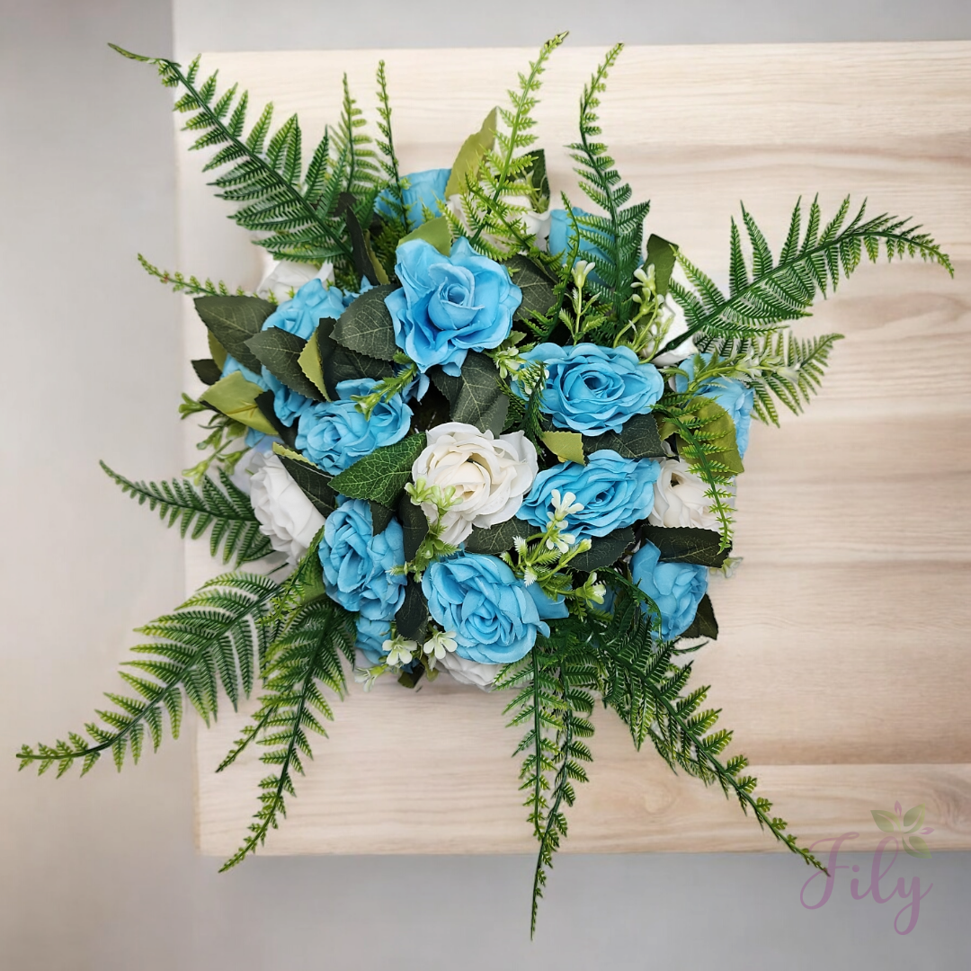 Arranjo de Rosas Azul e Branco com Folhagem Samambaia Vaso Vidro Florarte Prata A 30cm x L 40cm - Imagem 2