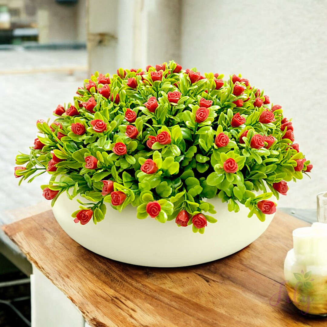 Arranjo de verdinhos com flor vermelha vaso de cerâmica palha fosco